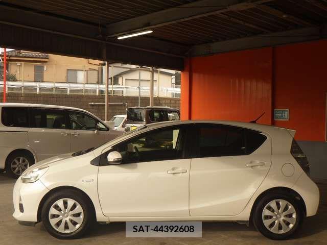 Toyota AQUA 2013-08 314154-8