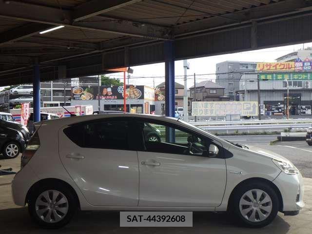 Toyota AQUA 2013-08 314154-5