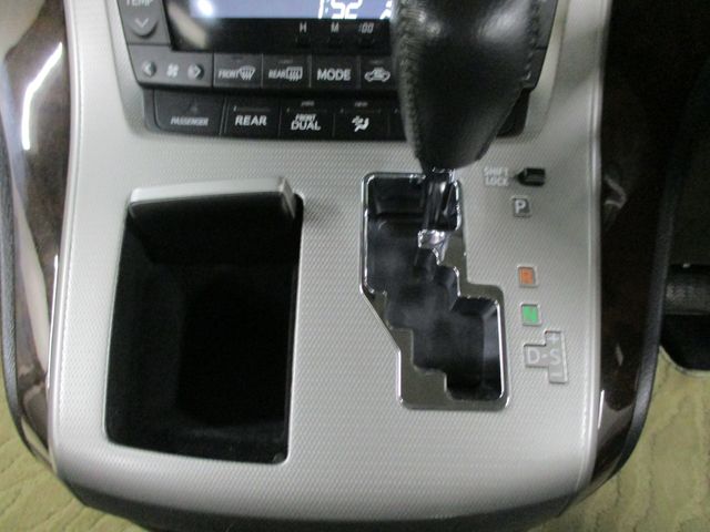 Toyota VELLFIRE 2012-01 182236-20