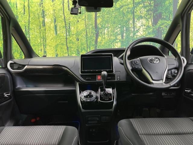 Toyota VOXY 2017-12 8470-1