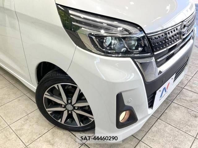 Nissan ROOX 2019-03 323911-12