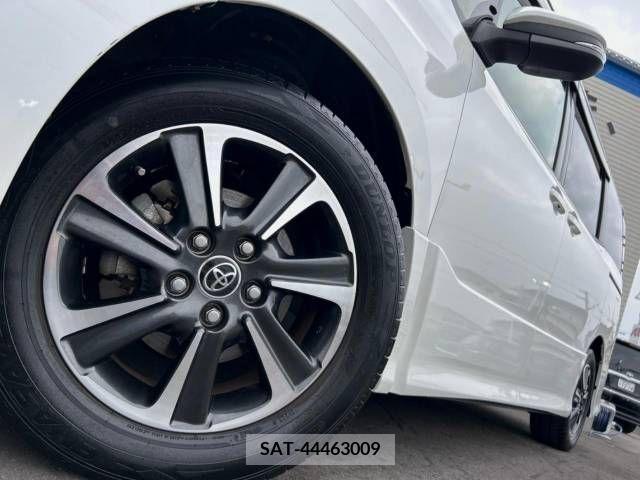 Toyota VOXY 2017-07 370479-15
