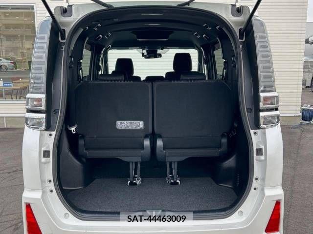 Toyota VOXY 2017-07 370479-12