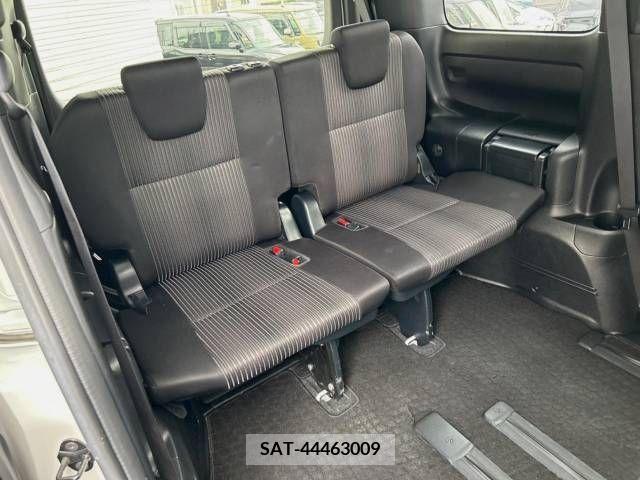 Toyota VOXY 2017-07 370479-11