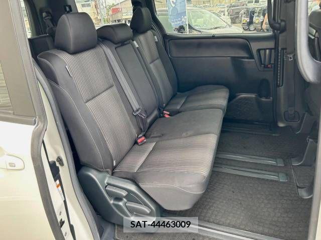 Toyota VOXY 2017-07 370479-10