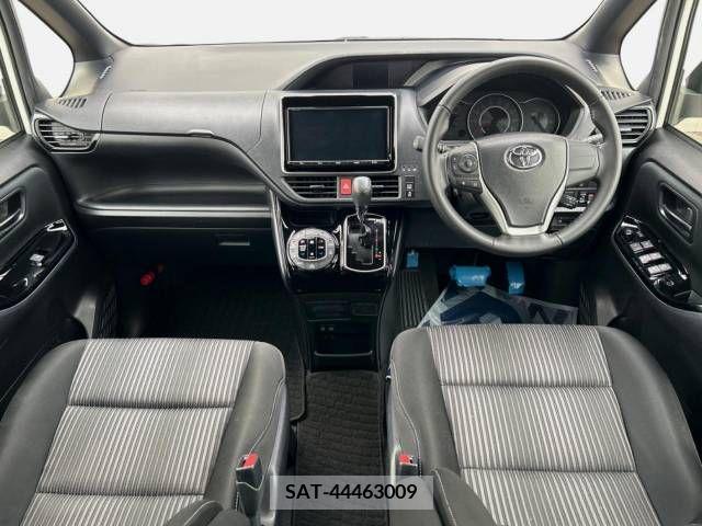 Toyota VOXY 2017-07 370479-1