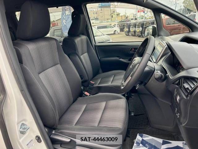 Toyota VOXY 2017-07 370479-9