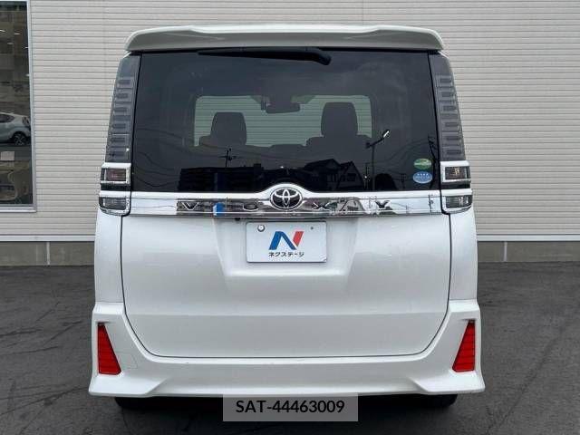 Toyota VOXY 2017-07 370479-18