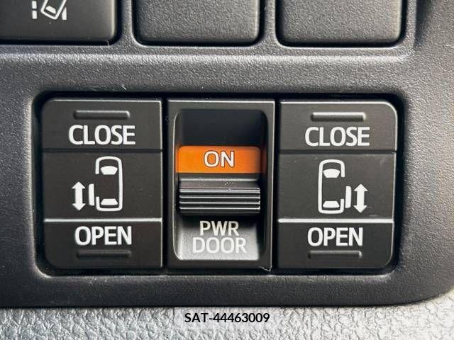 Toyota VOXY 2017-07 370479-7