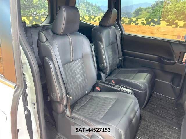 Toyota NOAH 2023-03 380769-9