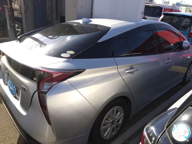 Toyota PRIUS 2016-07 194077-1