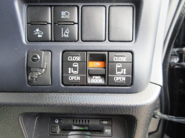 Toyota VOXY 2016-09 1566-16