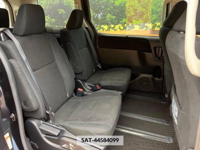 Toyota VOXY 2016-07 335661-9