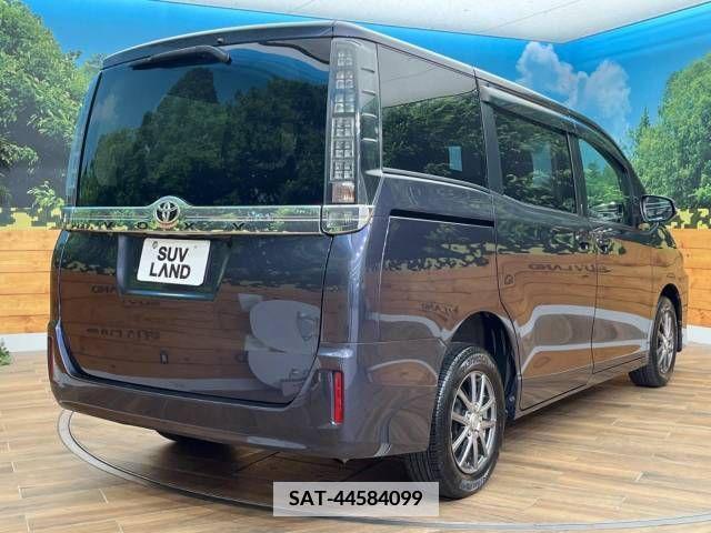 Toyota VOXY 2016-07 335661-18