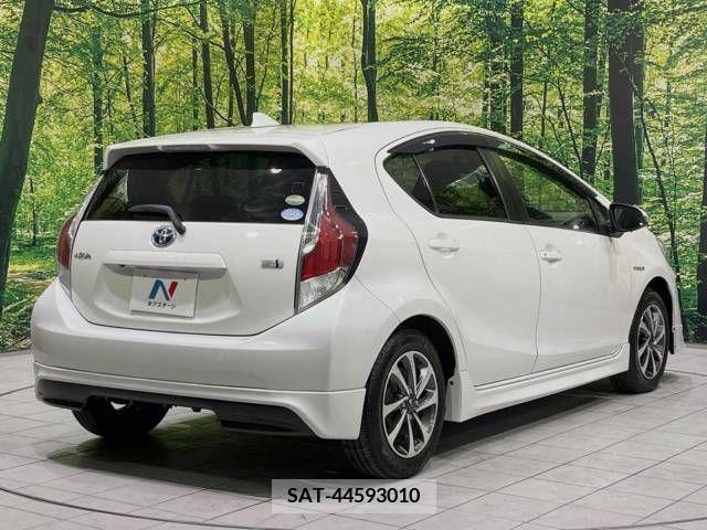 Toyota AQUA 2015-02 374504-17