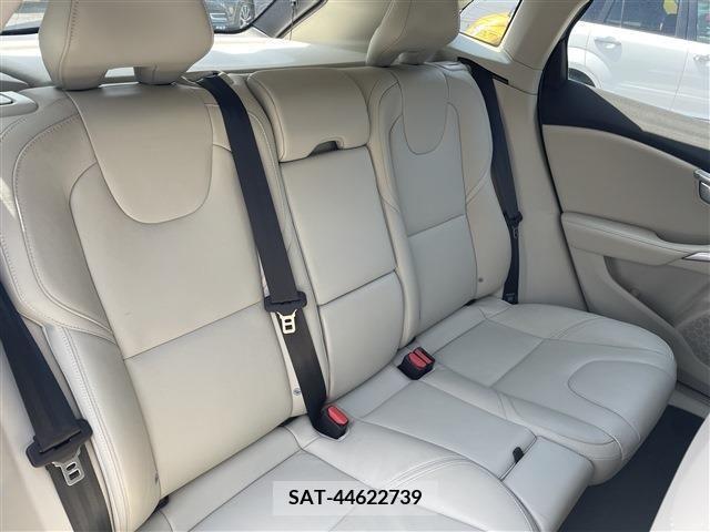 Volvo V40 2017-03 370208-16
