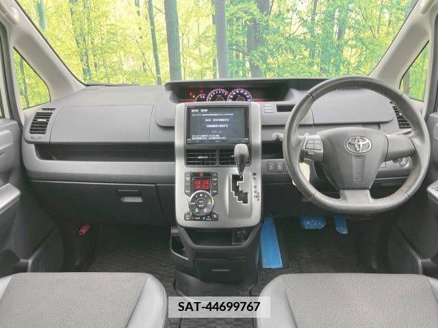 Toyota VOXY 2012-11 338751-1