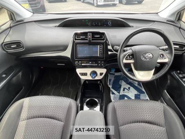 Toyota PRIUS 2018-01 322315-1