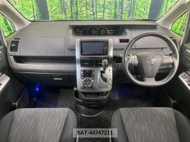 Toyota VOXY 2012-08 251848-1