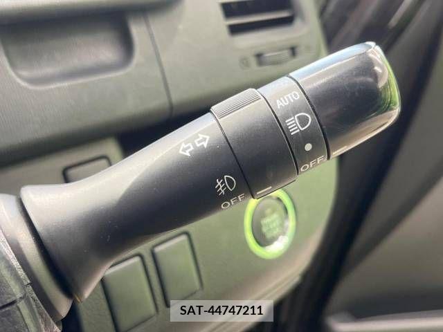 Toyota VOXY 2012-08 251848-8