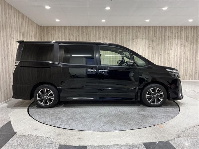 Toyota VOXY 2018-10 189005-3