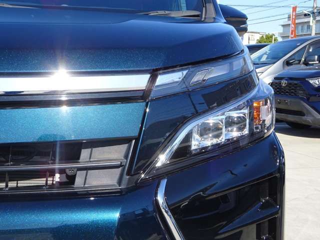 Toyota VOXY HYBRID 2017-08 193337-3