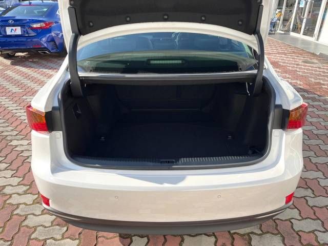 Lexus IS 2019-01 183782-10