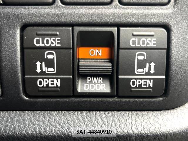 Toyota VOXY 2017-07 321529-5