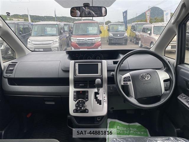 Toyota VOXY 2012-04 202747-1