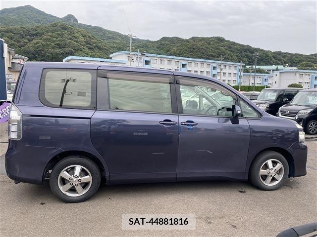 Toyota VOXY 2012-04 202747-11