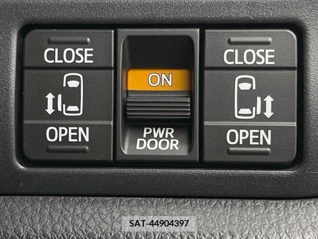 Toyota VOXY 2020-06 349779-3