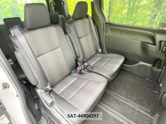Toyota VOXY 2020-06 349779-9