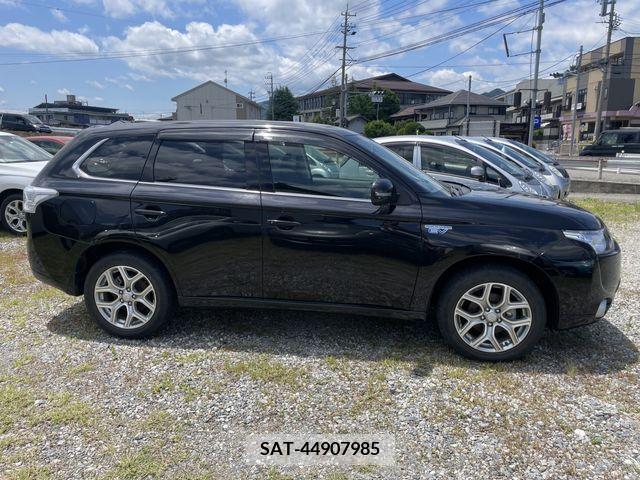 Mitsubishi OUTLANDER PHEV 2014-05 325539-4