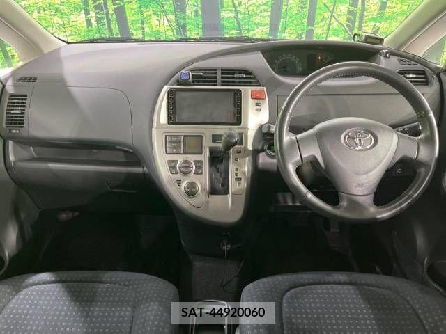 Toyota RACTIS 2010-03 313649-1