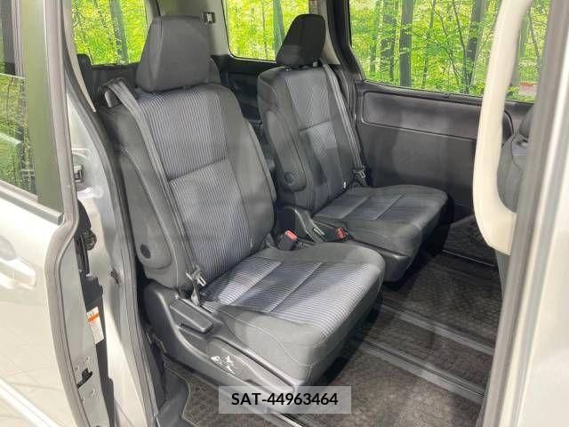 Toyota VOXY 2016-03 290183-9