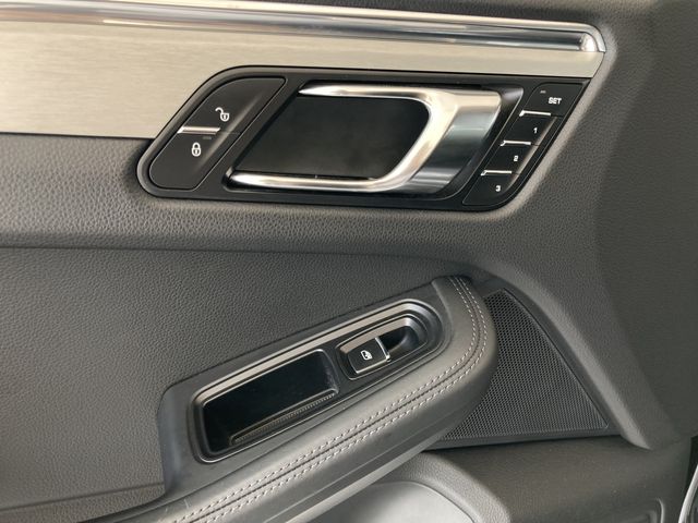 Porsche MACAN 2015-08 6321-24
