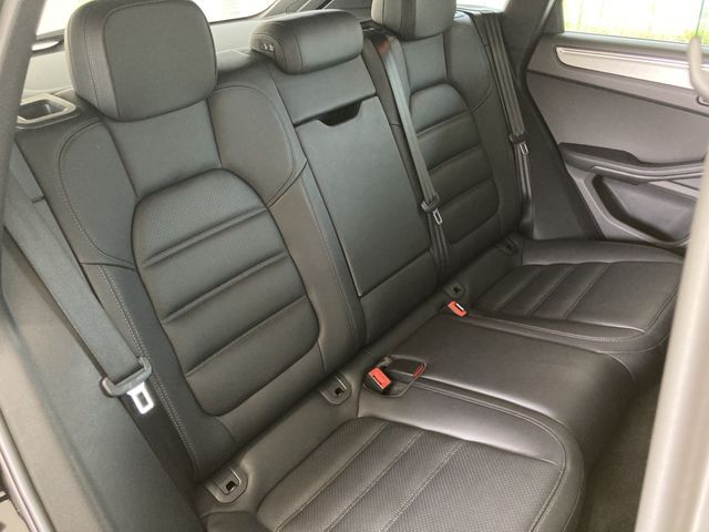 Porsche MACAN 2015-08 6321-22