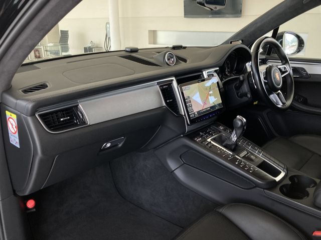 Porsche MACAN 2015-08 6321-19