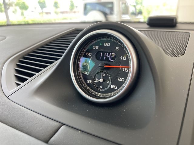 Porsche MACAN 2015-08 6321-18