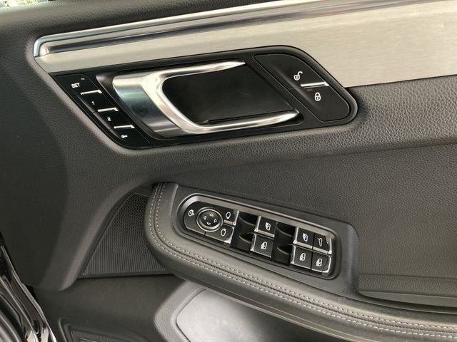 Porsche MACAN 2015-08 6321-16
