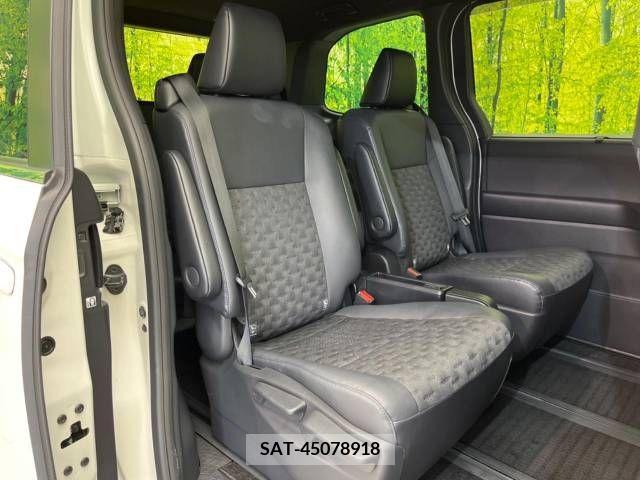 Toyota VOXY HYBRID 2022-09 370572-9