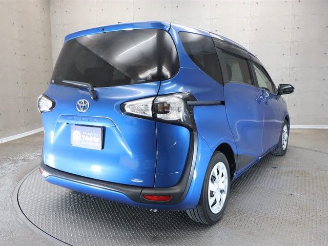 Toyota SIENTA 2016-08 13242-1