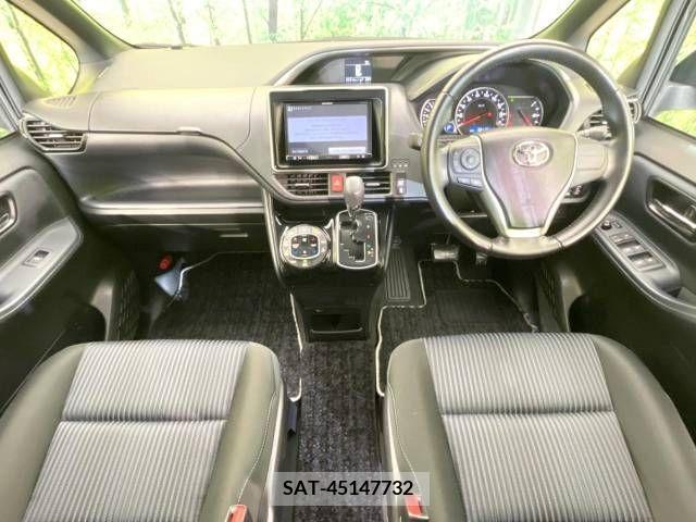 Toyota VOXY 2017-01 227640-1
