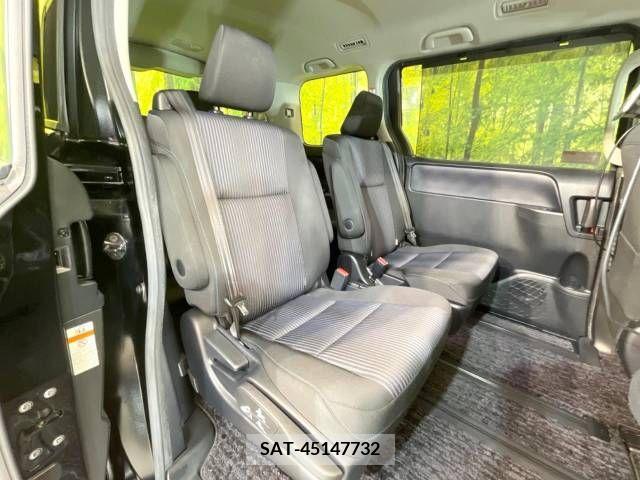 Toyota VOXY 2017-01 227640-9