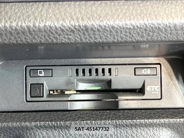 Toyota VOXY 2017-01 227640-6