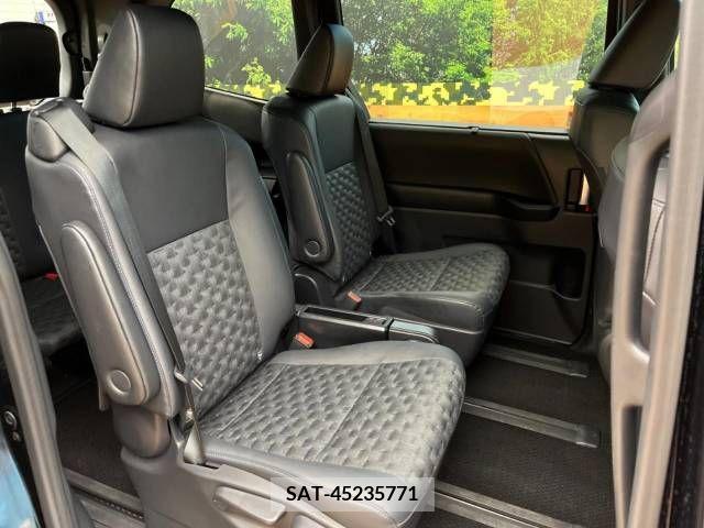 Toyota VOXY 2023-10 313606-9