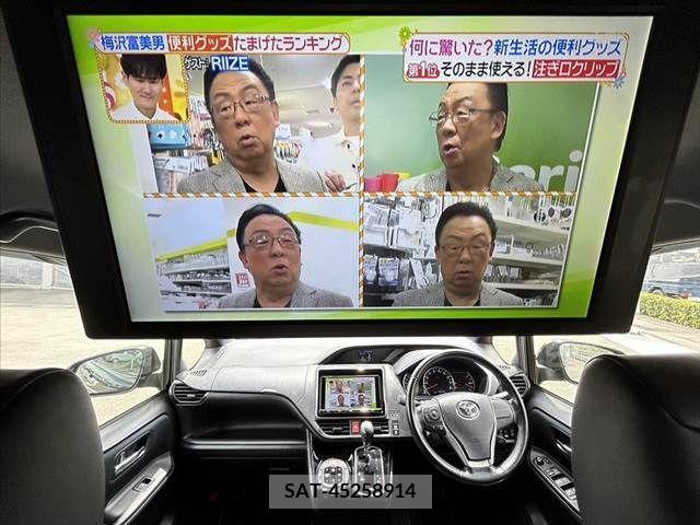 Toyota NOAH 2017-06 239682-1