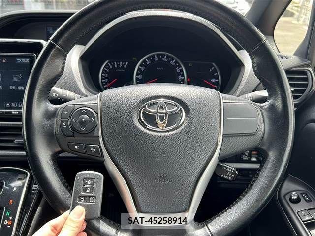 Toyota NOAH 2017-06 239682-5