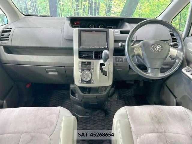 Toyota VOXY 2010-05 370497-1