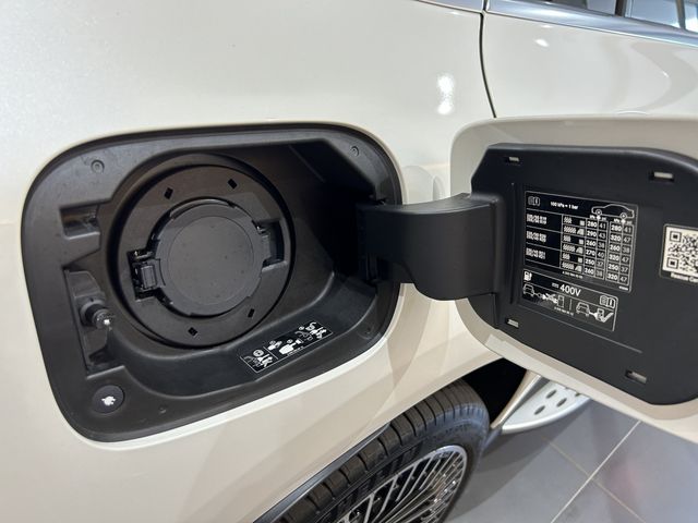 Mercedes Benz EQC 2021-06 10584-13